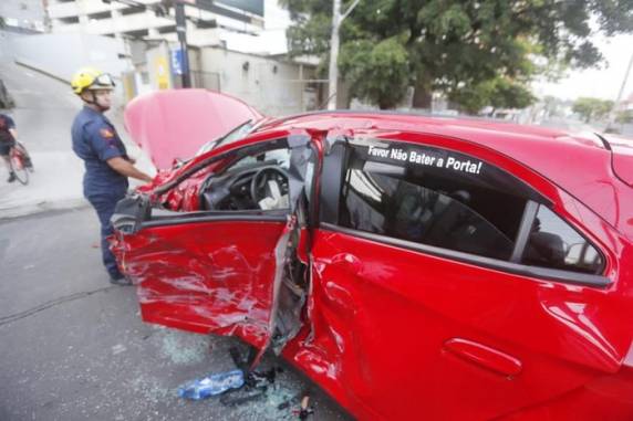 Colisão entre carro e ônibus fere duas pessoas no cruzamento das avenidas Azenha e Ipiranga, em Porto Alegre - foto 3