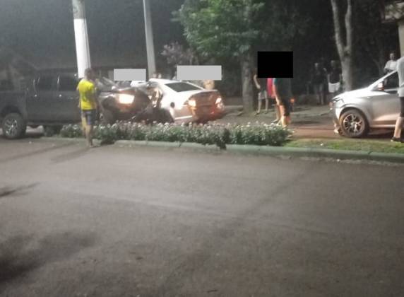 Acidente envolve três veículos no Centro de Doutor Maurício Cardoso - foto 3