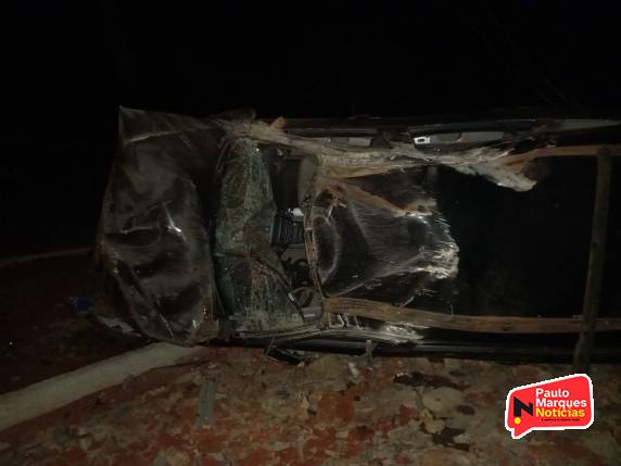 Jovens ficam feridos após capotagem de veículo na Área Industrial 4, em Três de Maio - foto 2