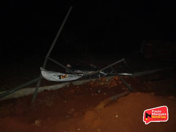 Jovens ficam feridos após capotagem de veículo na Área Industrial 4, em Três de Maio - foto 8