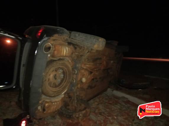 Jovens ficam feridos após capotagem de veículo na Área Industrial 4, em Três de Maio - foto 3