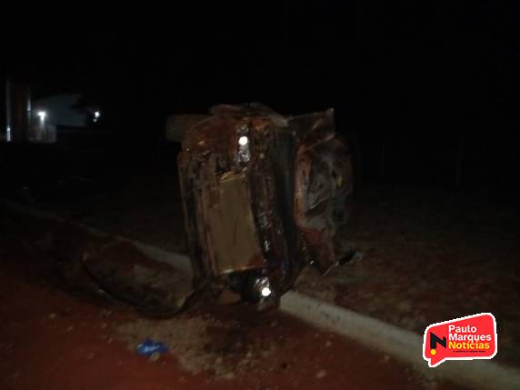 Jovens ficam feridos após capotagem de veículo na Área Industrial 4, em Três de Maio - foto 10