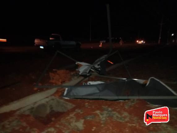 Jovens ficam feridos após capotagem de veículo na Área Industrial 4, em Três de Maio - foto 9