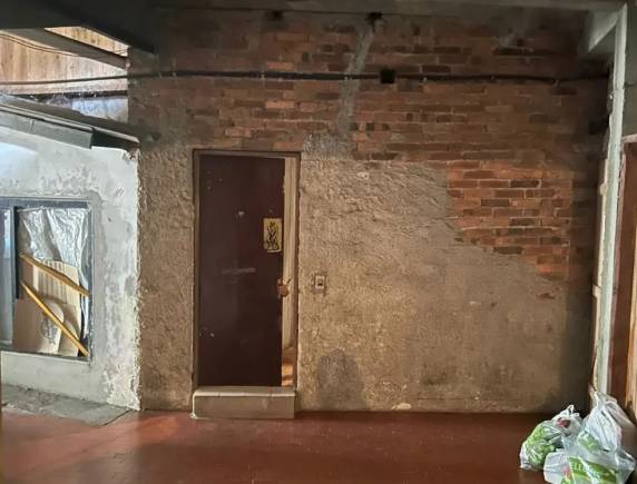 Ministério do Trabalho e Emprego afirma que cômodo em que mulher de 73 anos morava não reunia condições de saúde e higiene mínimas. Foi reconhecido vínculo empregatício desde 2000. Hotel tem até quinta (23) para apresentar comprovantes de pagamentos ou contestar a decisão.