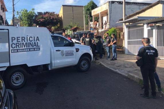 Três homens e uma mulher foram alvejados dentro de residência na Rua Helena Pettenuzzi Santiago