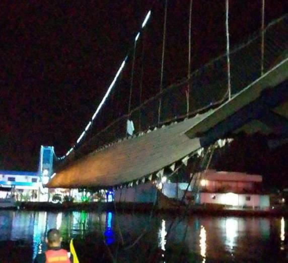 Ainda não há informações sobre o número total de feridos; dezenas de pessoas foram retiradas do rio