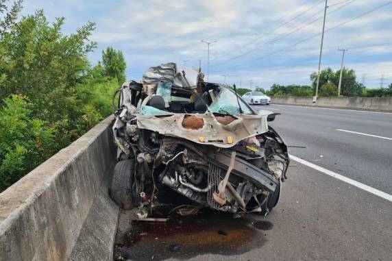 Motorista fica ferido após bater carro em caminhão carregado com pedras na BR-448 - foto 3