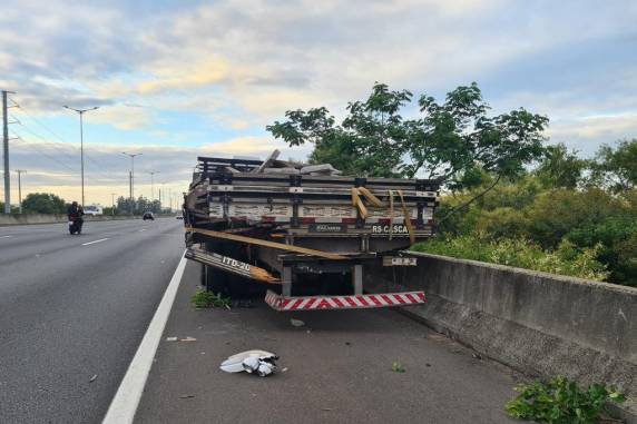 Motorista fica ferido após bater carro em caminhão carregado com pedras na BR-448 - foto 2