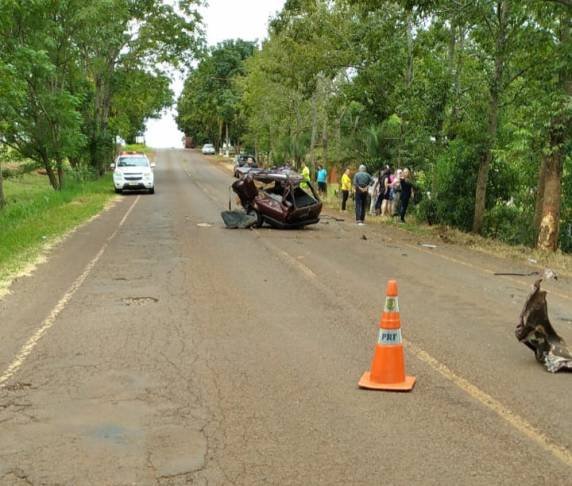 Veículo parte ao meio após colidir em árvores na RS-514 em Ajuricaba - foto 4