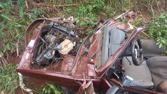 Veículo parte ao meio após colidir em árvores na RS-514 em Ajuricaba - foto 5