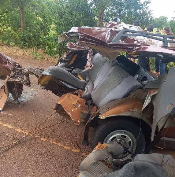 Veículo parte ao meio após colidir em árvores na RS-514 em Ajuricaba - foto 2
