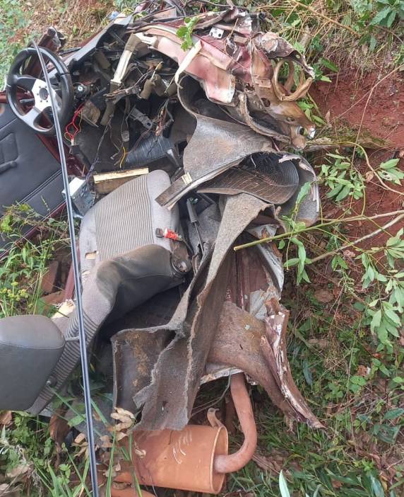 Veículo parte ao meio após colidir em árvores na RS-514 em Ajuricaba - foto 3