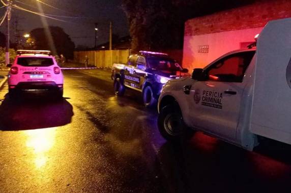 Os suspeitos dos disparos incendiaram um veículo e fugiram do local