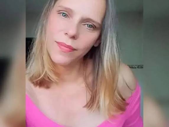 Vítima levou facadas na barriga e suspeito fugiu do local. Crime aconteceu em Guaramirim, no Norte catarinense.