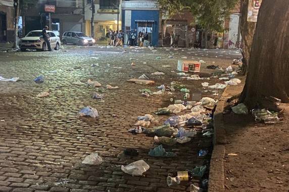Garrafas teriam sido lançadas contra policiais militares