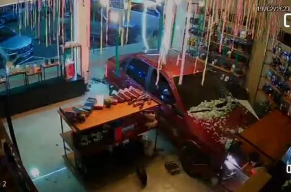 Imagens de câmera de segurança flagraram o momento em que veículo entrou no estabelecimento
