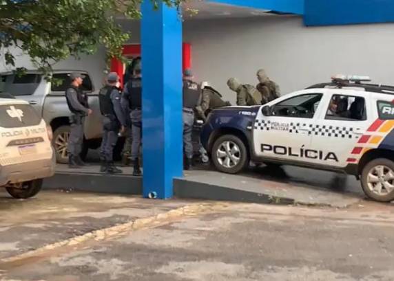 Ezequias Souza Ribeiro, de 27 anos, chegou a ser socorrido pelos policiais depois de entrarem em confronto. Ele e Edgar Ricardo de Oliveira, de 30 anos, mataram sete pessoas, sendo uma adolescente de 12 anos. Eles estavam foragidos e a Polícia Militar fez uma força tarefa para encontrá-los.
