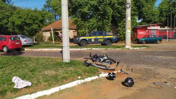 Acidente envolveu um Chevrolet Corsa e uma moto Honda CG, que utilizava placas clonadas
