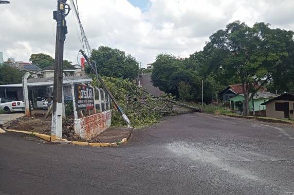 Ventania e granizo causam estragos em Carazinho e Não-Me-Toque na tarde deste sábado - foto 5