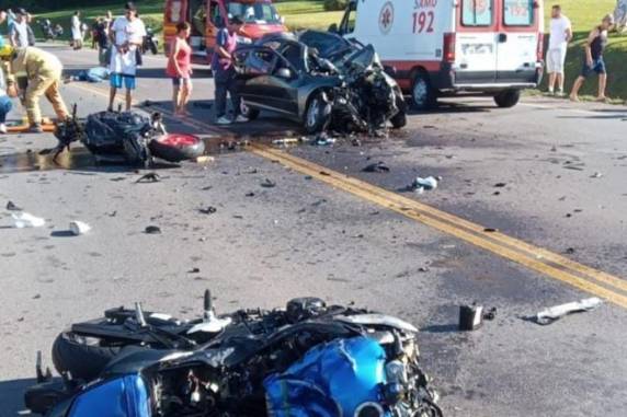 Acidente com duas motos e um carro mata três pessoas em Farroupilha - foto 3