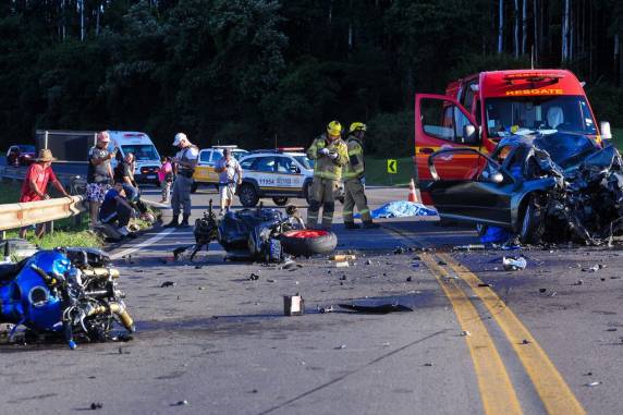 Acidente com duas motos e um carro mata três pessoas em Farroupilha - foto 2