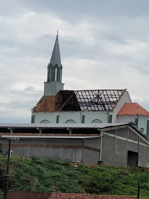 Microexplosão destelha igreja e causa estragos em SC, diz Defesa Civil - foto 3