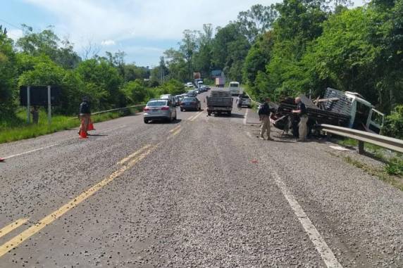 Conforme a Polícia Rodoviária Federal (PRF), condutor do veículo pesado foi flagrado com quase três vezes o limite de ingestão de álcool que caracteriza o crime de embriaguez ao volante