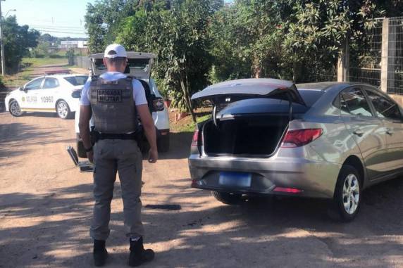 BM informou que trio tentava invadir estabelecimento no centro de Igrejinha quando alarme disparou, dando início à perseguição