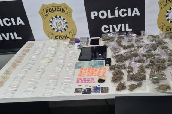 Segundo apuração, quarteto detido repassava entorpecentes para entregadores que faziam transporte até os usuários