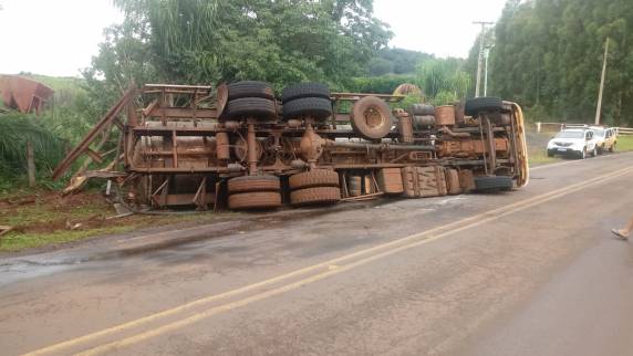 Caminhão com tanque de leite tomba e motorista fica ferido na RSC-472, em Nova Candelária - foto 2