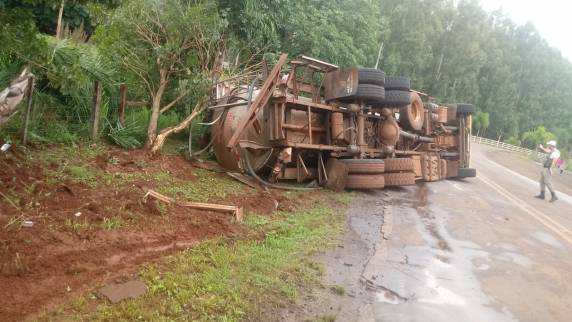 Caminhão com tanque de leite tomba e motorista fica ferido na RSC-472, em Nova Candelária - foto 3