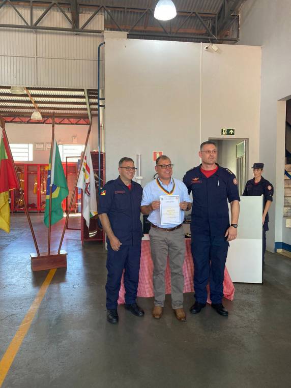 Solenidade alusiva à entrega da viatura resgate do Corpo de Bombeiros Militar em Três de Maio - foto 4