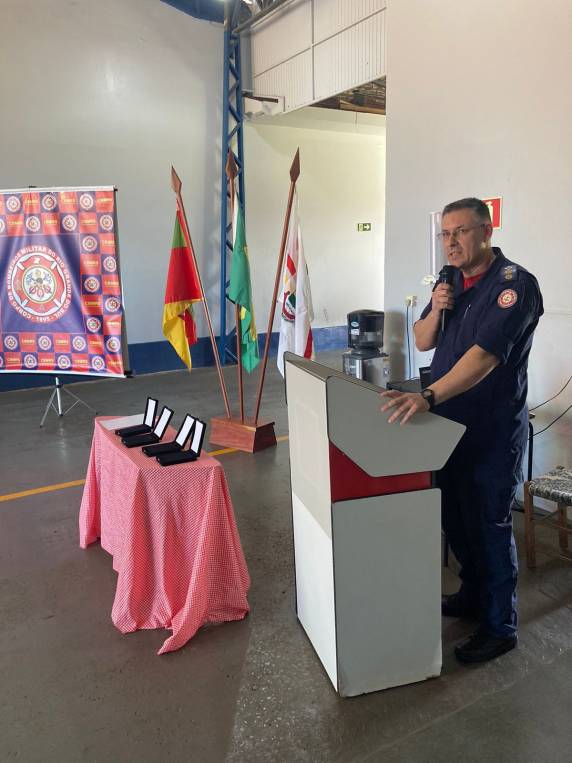 Solenidade alusiva à entrega da viatura resgate do Corpo de Bombeiros Militar em Três de Maio - foto 7