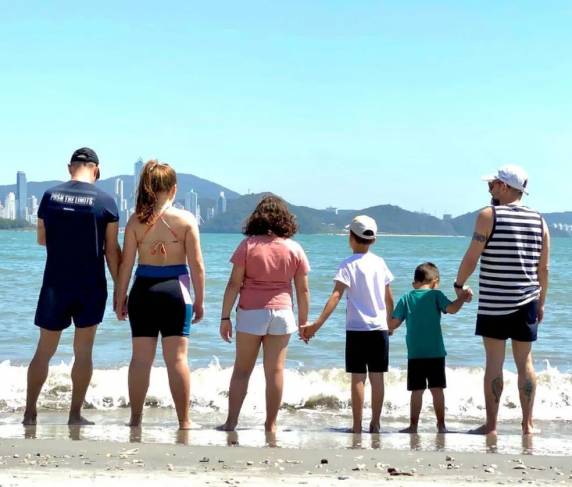 Casal homoafetivo adota 5 irmãos biológicos 'da noite para o dia' em SC e inspira na web - foto 2