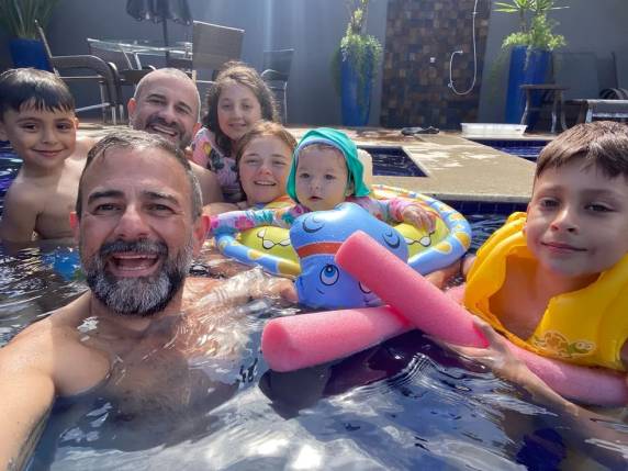 Com filhos de 1 a 14 anos, Geninho Goes e Eduardo Domingos compartilham vivências, dicas e reflexões sobre a paternidade nas redes sociais. Família vive em Balneário Camboriú.