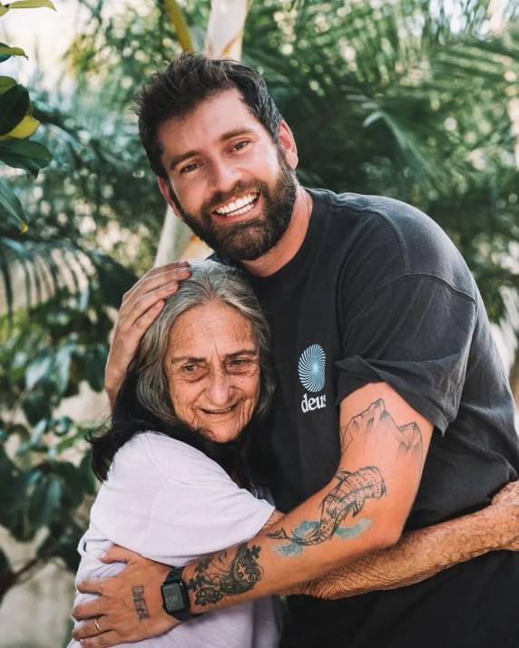 Dona Maria, de Porto Belo, foi "descoberta" pelo fotógrafo Brian Baldrati, autor de um projeto que retrata desconhecidos de todo o país e compartilha a história deles nas redes sociais.