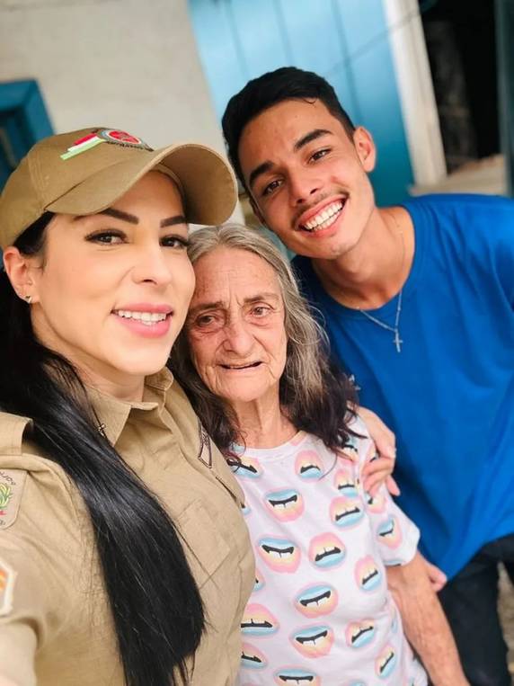 Dona Maria, de Porto Belo, foi "descoberta" pelo fotógrafo Brian Baldrati, autor de um projeto que retrata desconhecidos de todo o país e compartilha a história deles nas redes sociais.
