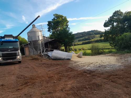 Em acidente, caminhão derruba silo de ração de 12 toneladas em propriedade rural de Crissiumal - foto 3