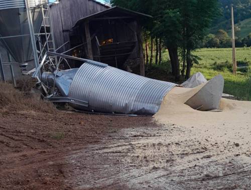 Em acidente, caminhão derruba silo de ração de 12 toneladas em propriedade rural de Crissiumal - foto 2