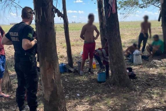 Vítimas trabalhavam em duas propriedades produtoras de arroz e aplicariam agrotóxicos sem equipamentos de proteção