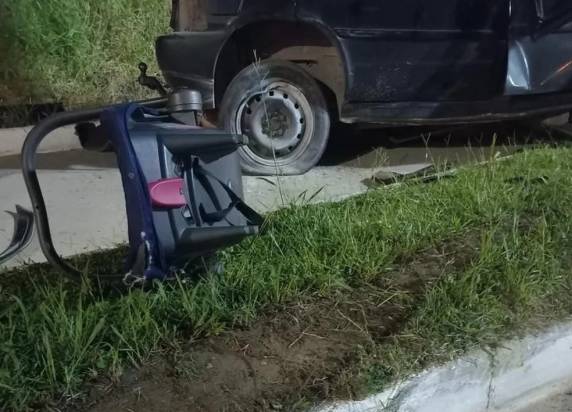 Mãe e padrasto da criança ficaram feridos. Segundo a PM, condutor também não tinha CNH. Acidente ocorreu em Itajaí.