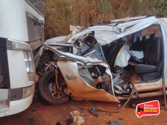 A caminhonete Ranger ficou com a frente totalmente destruída