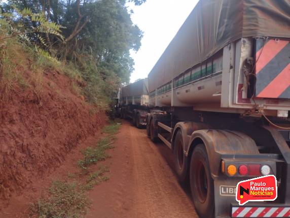 Motorista fica ferido após colisão entre caminhonete e carreta bitrem, no interior de Independência - foto 4