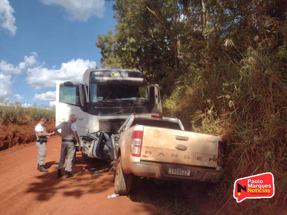 Motorista fica ferido após colisão entre caminhonete e carreta bitrem, no interior de Independência - foto 2