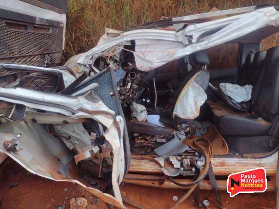 Motorista fica ferido após colisão entre caminhonete e carreta bitrem, no interior de Independência - foto 5
