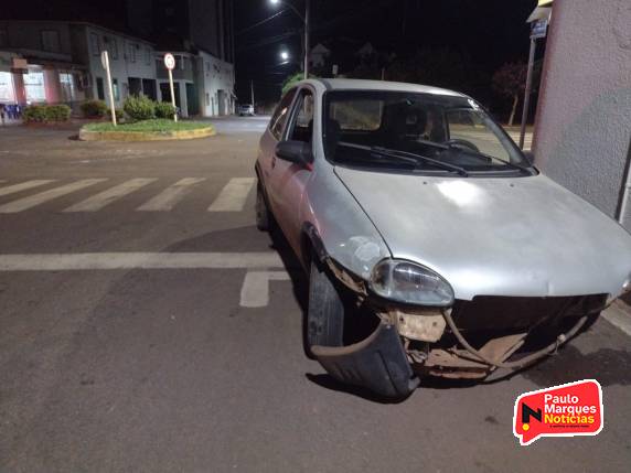 Homem fica ferido após bater veículo no canteiro de uma rótula em Três de Maio - foto 2