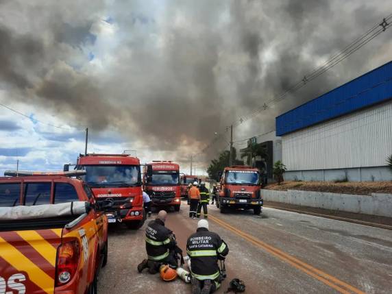 Corpo de Bombeiros alerta para que pessoas evitem se aproximar do local, que fica no Distrito Industrial da cidade. Não há informações sobre vítimas.