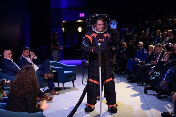 Nasa divulga imagem de traje bilionário que será usado por equipe de astronautas que irá à Lua em 2025 - foto 3
