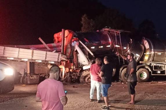Colisão foi sobre uma ponte, na altura da localidade de Santa Clara, e trânsito está totalmente bloqueado no trecho