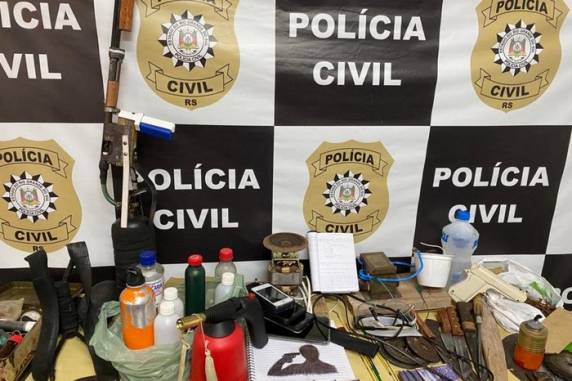 Materiais explosivos, armas caseiras e instruções para fabricação de bombas foram encontrados na residência do aluno